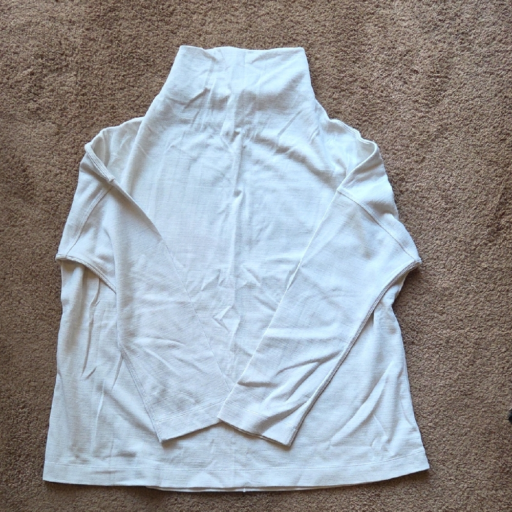 Lululemon Athletica Light Grey Long Sleeve Top